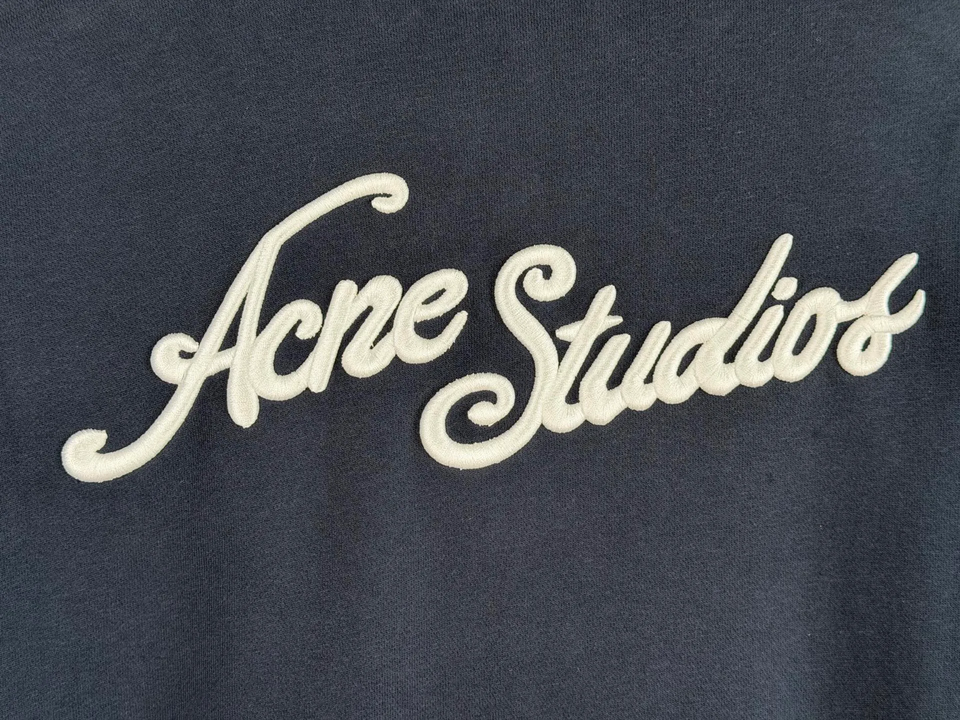 ACNE Studios embroidered logo zipper jacket. Customized cloud velvet double-ply soft cotton. Draped and crisp. The cloud is soft and skin-friendly. It is as quiet and melancholy as the deep sea mist blue. It smudges a collection-level luxury and elegance in silence. The echoing floral embroidery logo on the front and back is embroidered with fine silk thread to create the unique luxury logo totem of Acne Studios. It inherits the minimalist core of Scandinavia and integrates the edge of Retro street trend. The half-zip stand-up collar has a neat and elegant silhouette, redefining the style and aura of light luxury wear. Process 1: Using imported machine embroidery technology, using advanced computer control systems and precision mechanical components to realize the Acne Studios logo work with high precision and smooth and delicate lines. Process 2: The fabrics have been fermented and washed for better hand feel and texture. Not easy to deform, not easy to shrink, not easy to fade, and maintain long-term beauty. Accessories: Customized 1:1 Acne zipper Customized 1:1 Acne trademark Fit: Loose fit Size: S M L XL